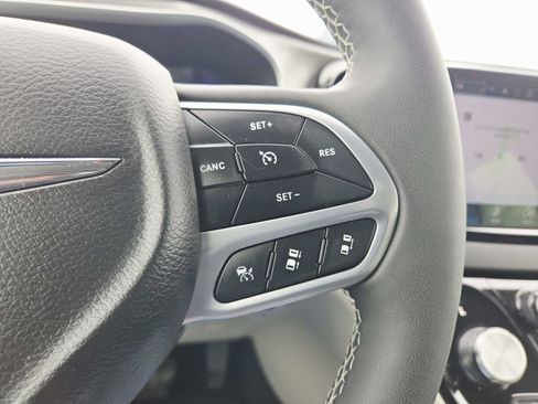 Used 2024 Chrysler Pacifica Touring-L image 24