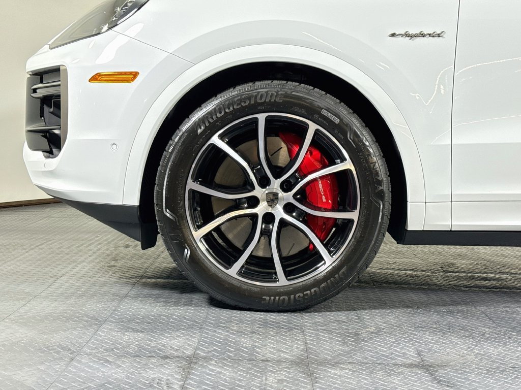 Certified 2025 Porsche Cayenne Turbo AWD/4WD image 30
