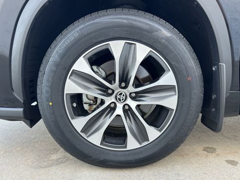 Used 2023 Toyota Highlander XLE AWD/4WD image 11