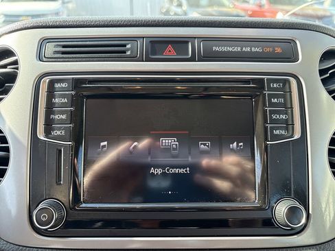 Used 2017 Volkswagen Tiguan S image 18