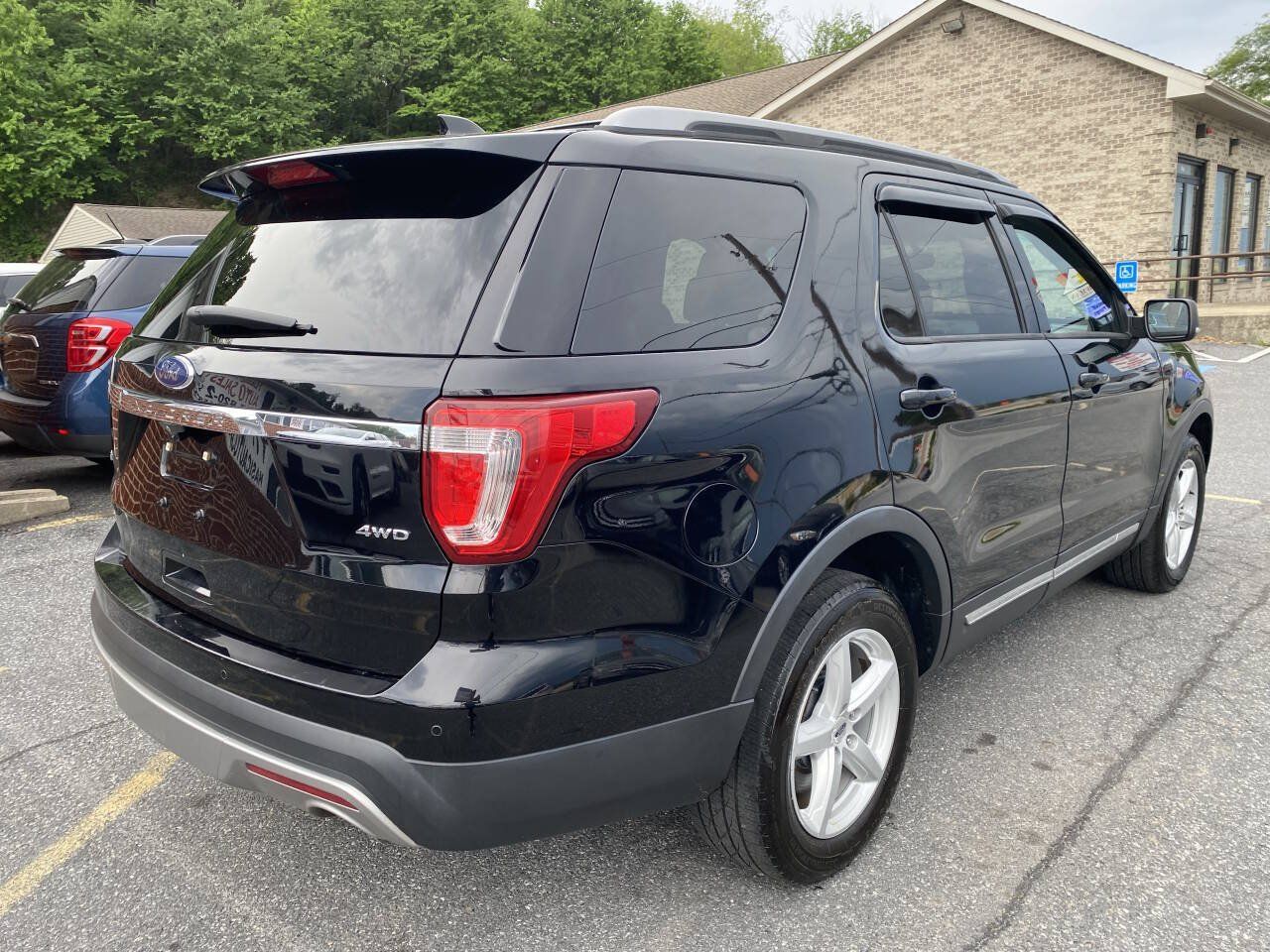 Used 2017 Ford Explorer XLT w/ Equipment Group 202A AWD/4WD image 5