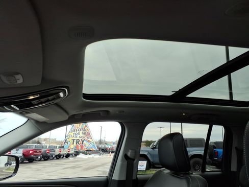 Used 2023 Jeep Grand Cherokee 4WD 4xe image 16