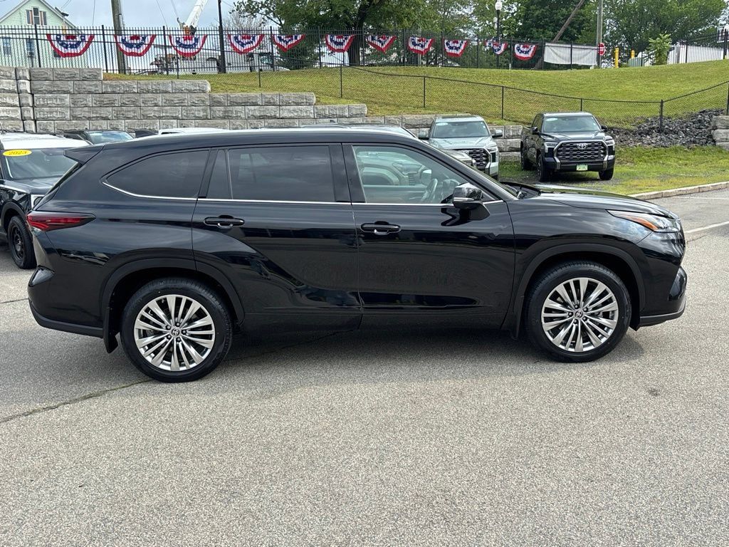 Used 2024 Toyota Highlander Platinum AWD/4WD image 7