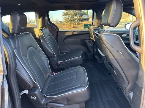 Used 2024 Chrysler Pacifica Limited w/ Uconnect Theater Family Group image 17