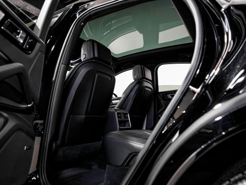 Used 2023 Porsche Cayenne Platinum Edition image 35