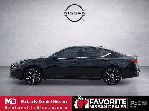 Used 2025 Nissan Altima 2.5 SR w/ SR Premium Package FWD image 3