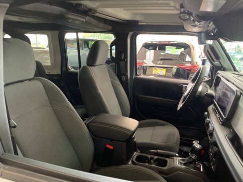 Used 2025 Jeep Wrangler Unlimited Sahara AWD/4WD image 13