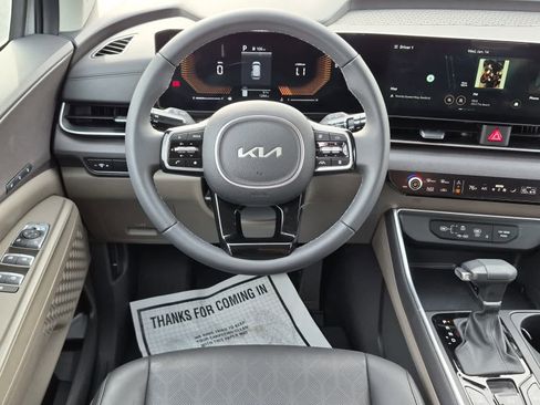 Used 2026 Kia Carnival EX image 11