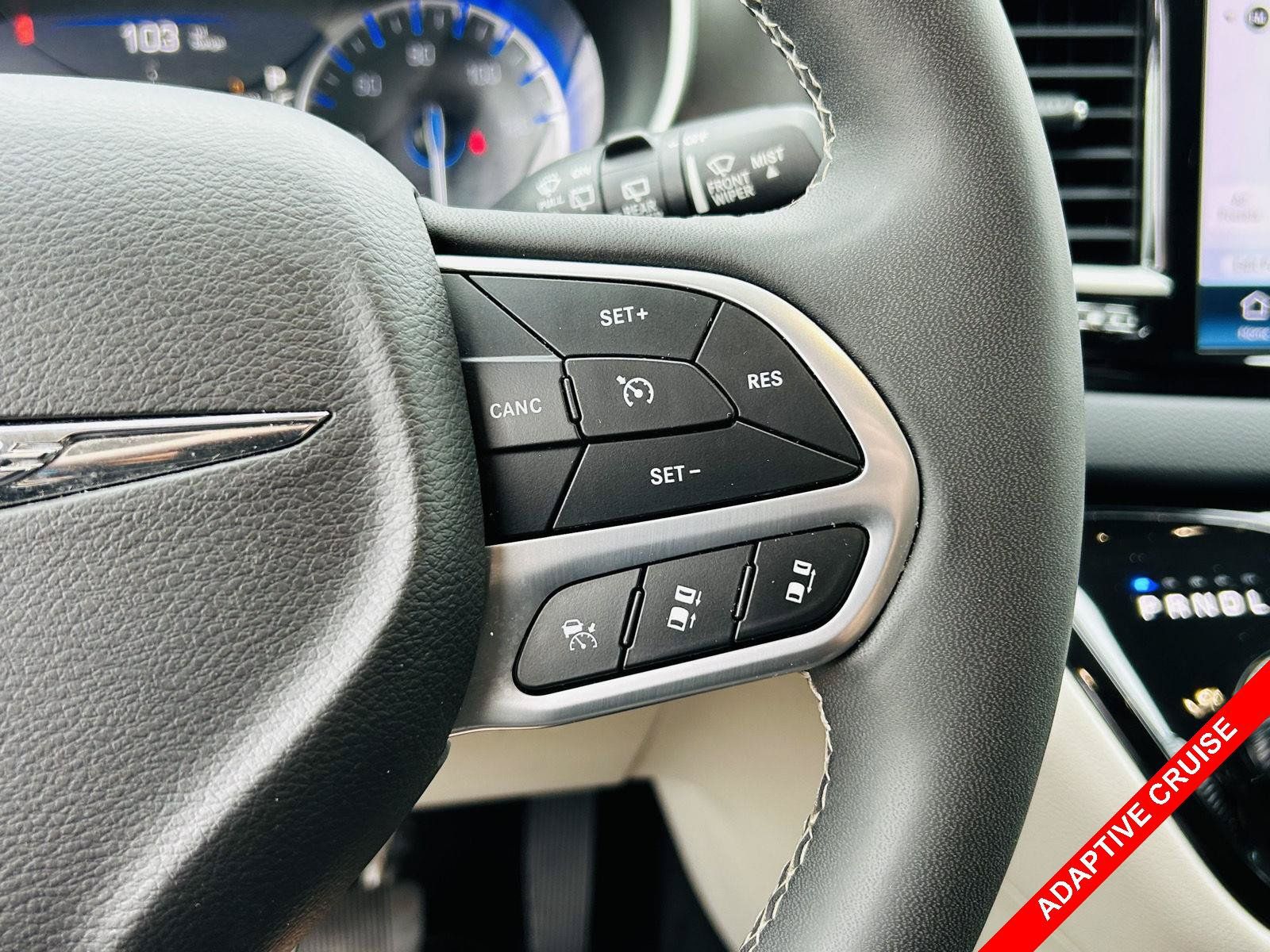 Used 2024 Chrysler Pacifica Touring-L FWD image 6