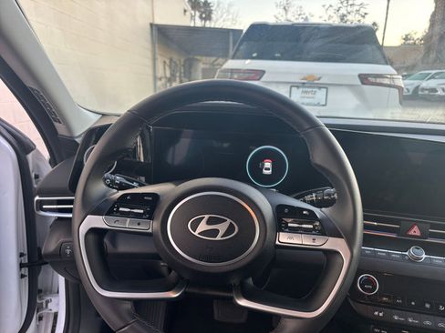 Used 2025 Hyundai Elantra Limited image 34
