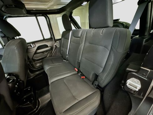 Used 2018 Jeep Wrangler Unlimited Sahara image 29