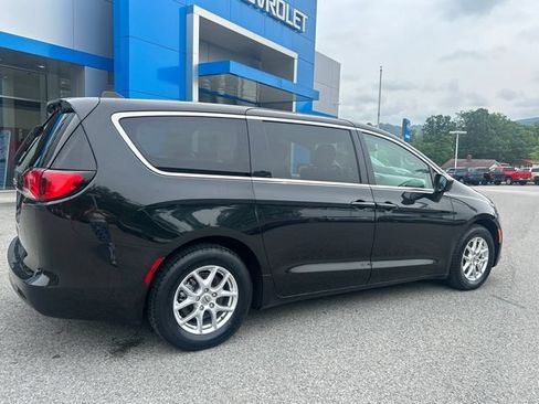 Used 2023 Chrysler Voyager LX FWD image 4