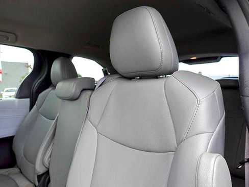 Used 2025 Toyota Sienna XLE FWD image 23