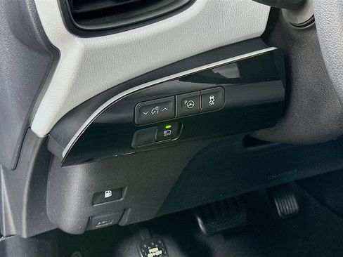 Used 2022 Toyota Prius LE FWD image 10