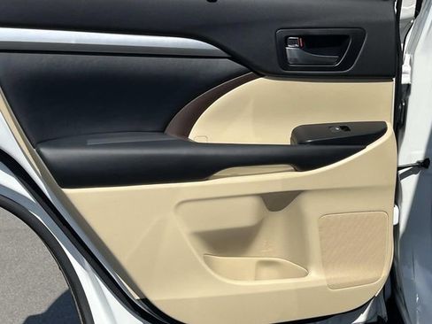 Used 2019 Toyota Highlander XLE AWD/4WD image 21