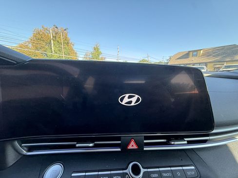Used 2025 Hyundai Elantra SEL FWD image 12