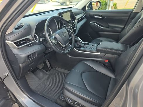 Used 2025 Toyota Highlander XLE AWD/4WD image 9