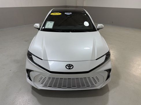 Used 2025 Toyota Camry XSE FWD image 3