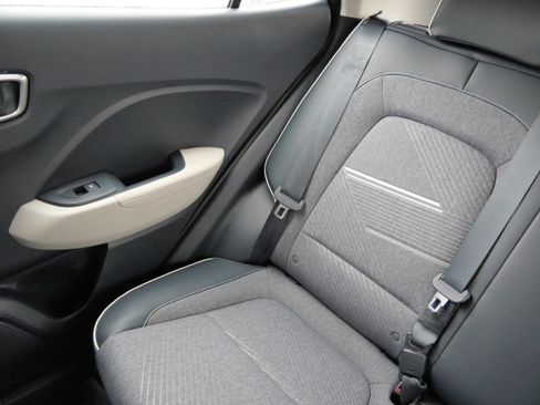 Used 2023 Hyundai Venue Limited w/ Cargo Package image 12