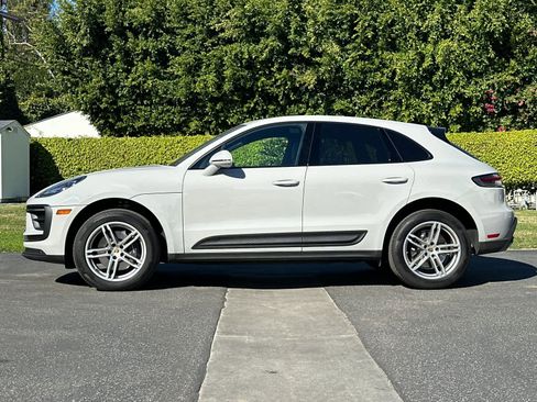 Certified 2025 Porsche Macan AWD/4WD image 2