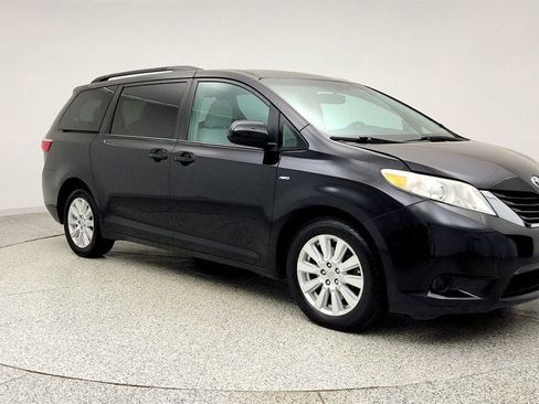 Used 2017 Toyota Sienna LE image 3