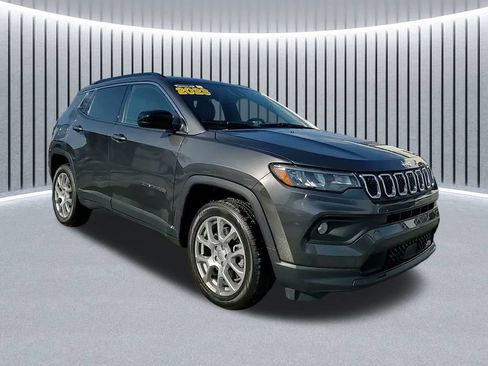 Used 2023 Jeep Compass Latitude AWD/4WD image 2