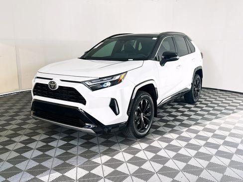 Used 2025 Toyota RAV4 XSE w/ Weather Package AWD/4WD image 7
