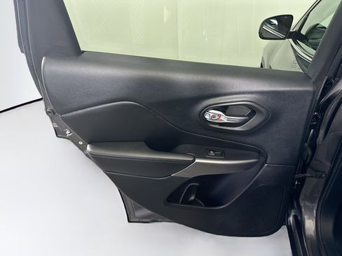 Used 2019 Jeep Cherokee Limited image 26