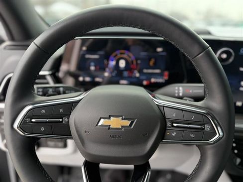 Used 2025 Chevrolet Suburban Premier image 16