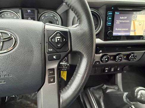 Used 2018 Toyota Tacoma TRD Off-Road image 19