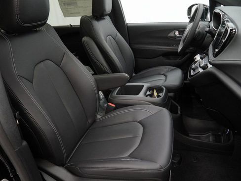 New 2026 Chrysler Pacifica Select image 32