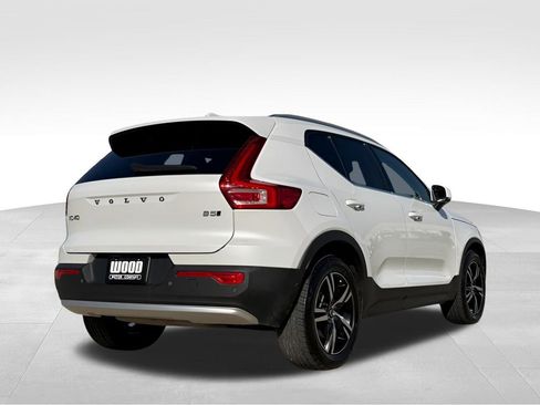 Used 2023 Volvo XC40 B5 Plus image 3