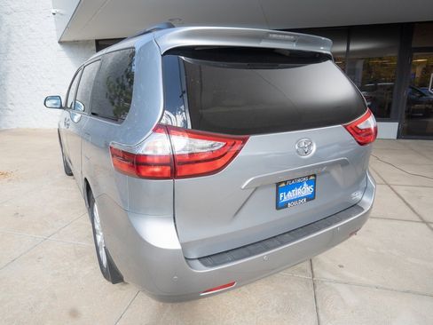 Used 2017 Toyota Sienna XLE Premium image 5