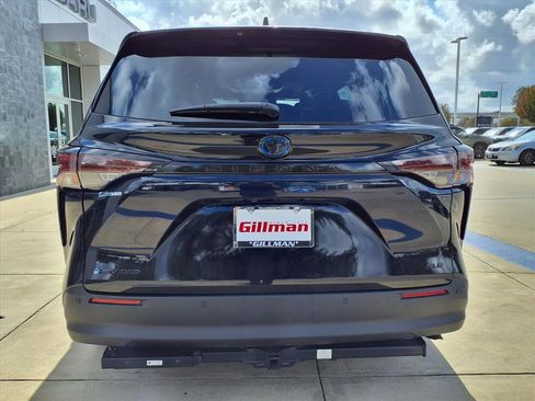 Used 2025 Toyota Sienna XLE Woodland Edition image 25