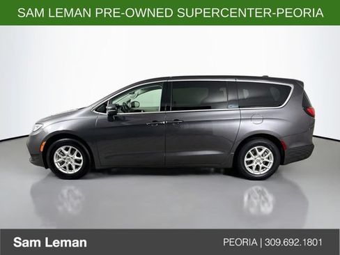 Used 2023 Chrysler Pacifica Touring-L FWD image 4