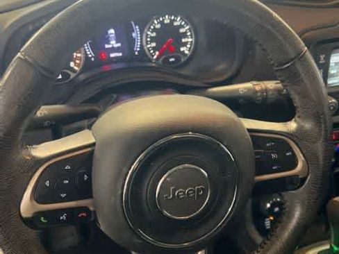 Used 2017 Jeep Renegade Latitude w/ Popular Equipment Group AWD/4WD image 6
