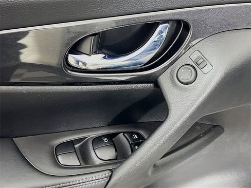 Used 2017 Nissan Rogue SV w/ SV Premium Package image 16