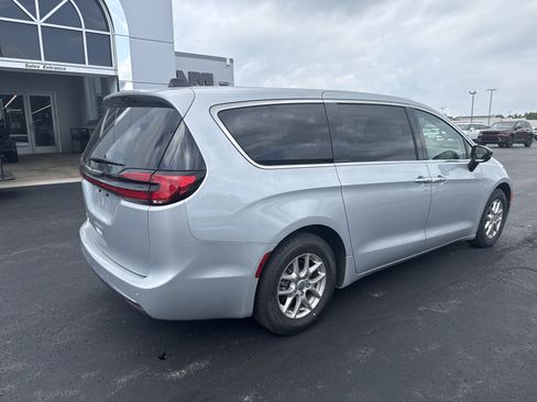 Used 2024 Chrysler Pacifica Touring-L FWD image 6