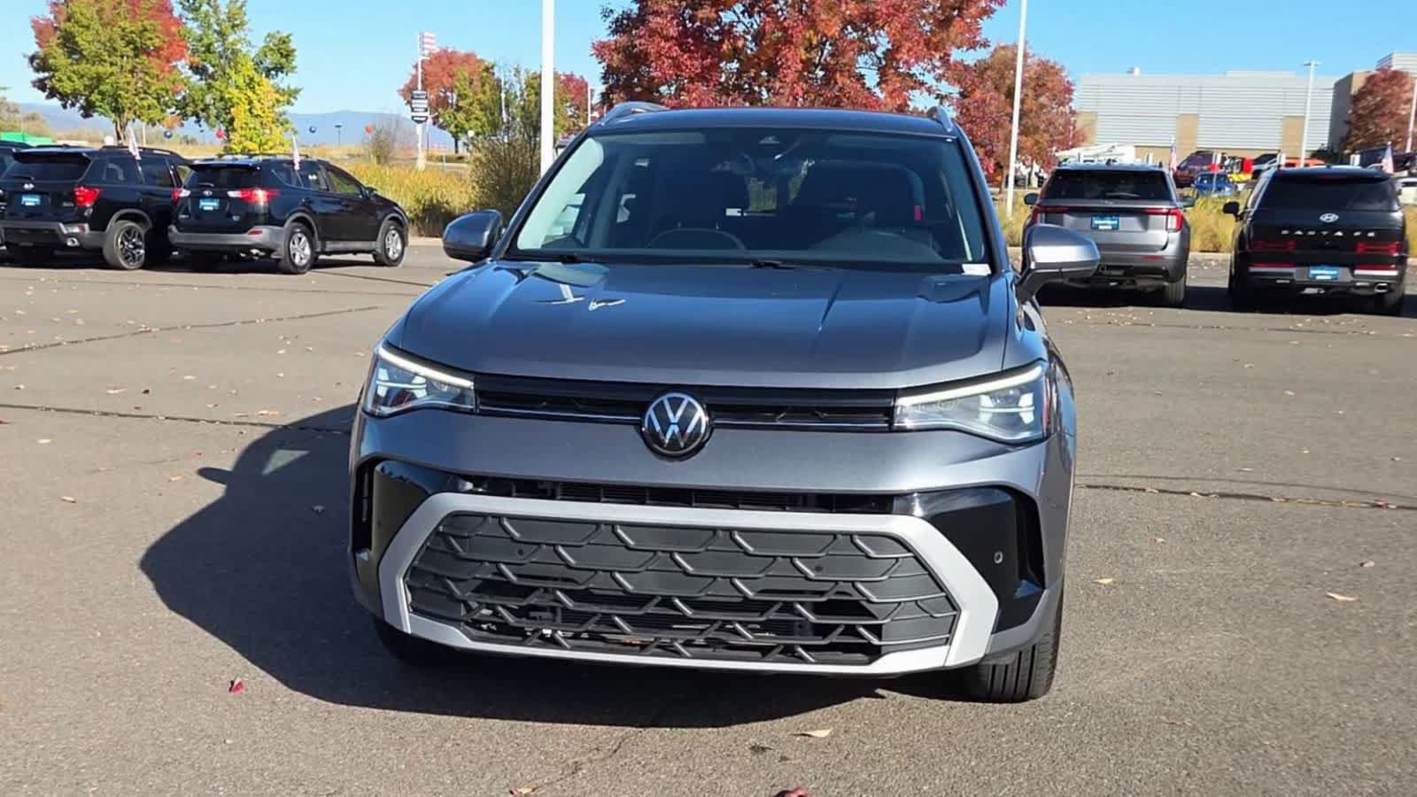 Used 2025 Volkswagen Taos SE AWD/4WD image 3