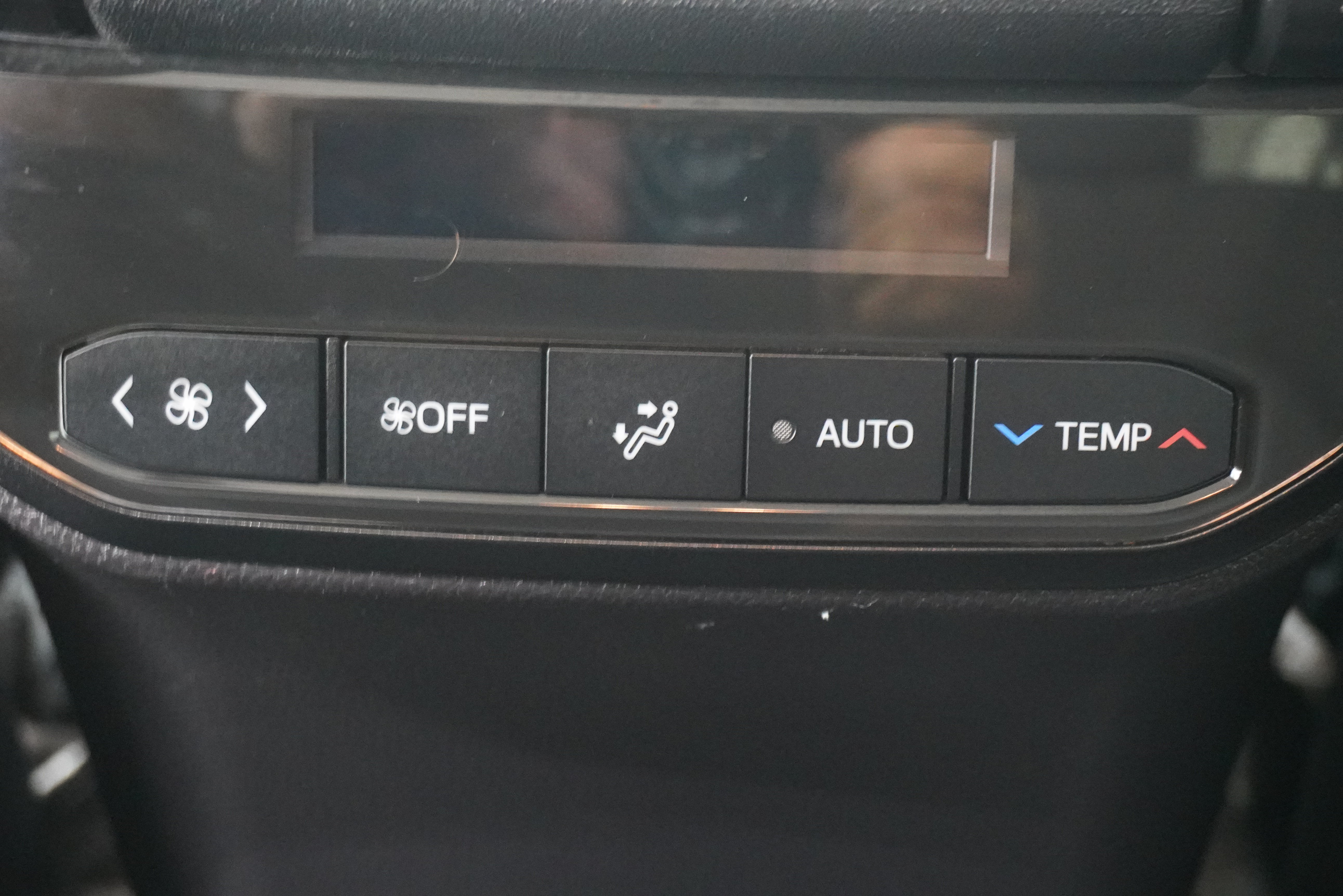 Used 2024 Toyota Highlander LE FWD image 15