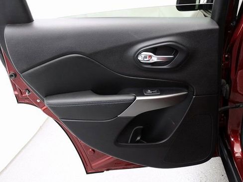 Used 2020 Jeep Cherokee Latitude w/ Cold Weather Group image 24