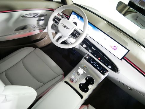 Used 2026 Genesis GV70 2.5T Advanced AWD/4WD image 9