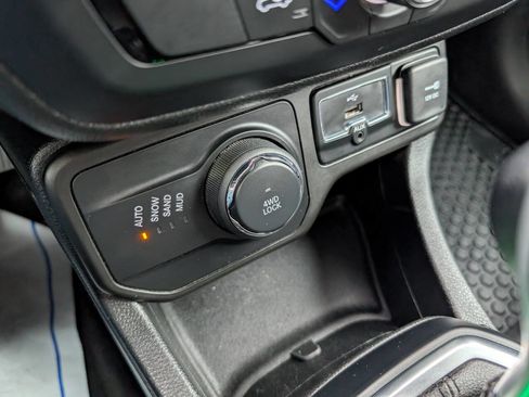 Used 2018 Jeep Renegade Latitude w/ UConnect 8.4 Nav Group image 24