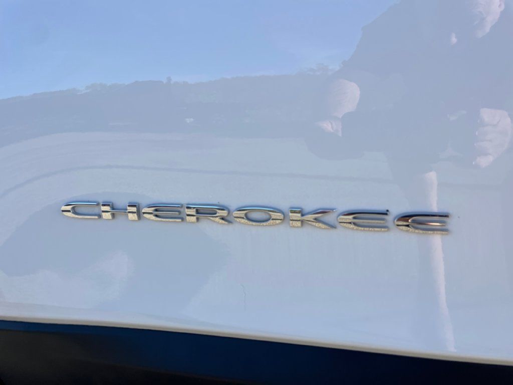 Certified 2020 Jeep Cherokee Latitude Plus w/ Comfort/Convenience Group AWD/4WD image 18