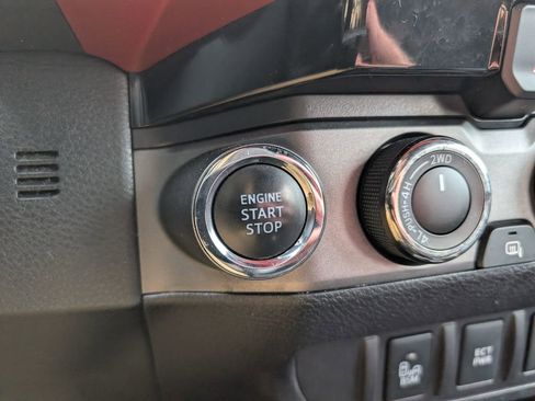 Used 2017 Toyota Tacoma TRD Off-Road image 17