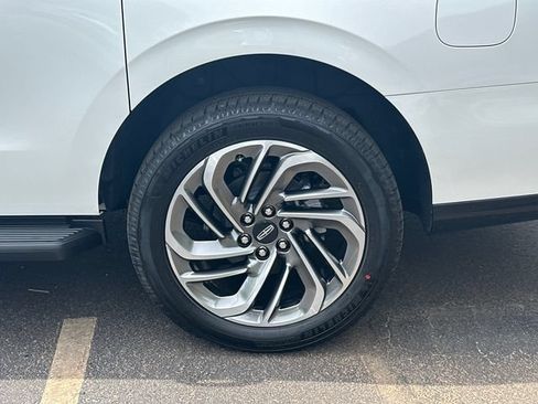 New 2026 Lincoln Navigator L Premier AWD/4WD image 19