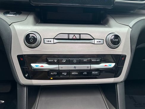 Used 2024 Ford Explorer XLT w/ Equipment Group 202A AWD/4WD image 20