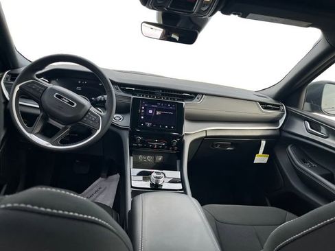 New 2025 Jeep Grand Cherokee L Laredo image 11