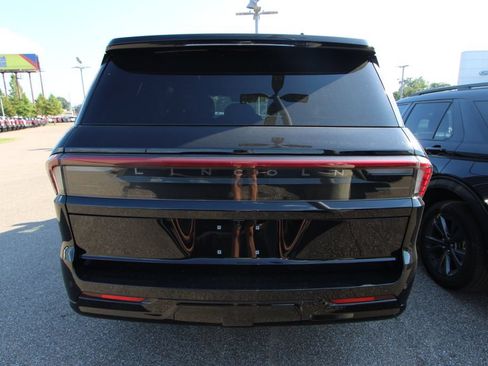 Used 2025 Lincoln Navigator Reserve AWD/4WD image 7