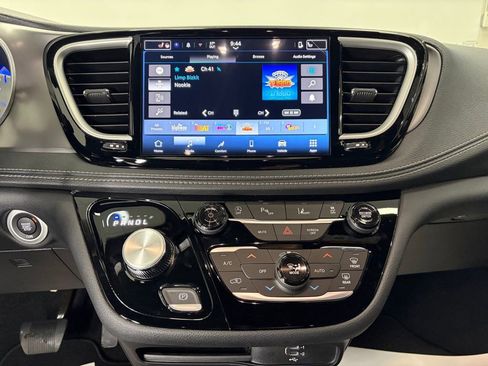 New 2026 Chrysler Pacifica Select image 13